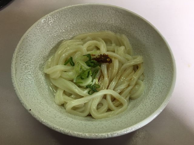 まずは醤油うどんで♪薬味の青唐辛子は辛いので入れすぎ注意です_谷川米穀店