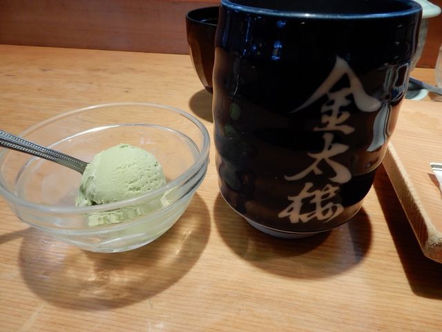 デザートのアイス。湯のみが大きすぎ!_金太楼鮨 牛久店