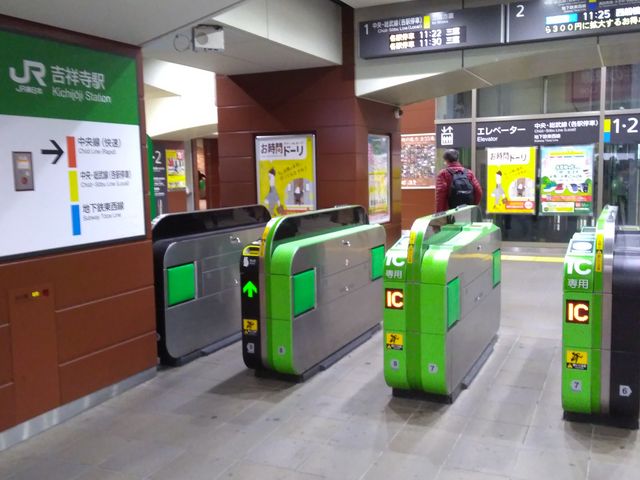 駅の改札口_JR吉祥寺駅