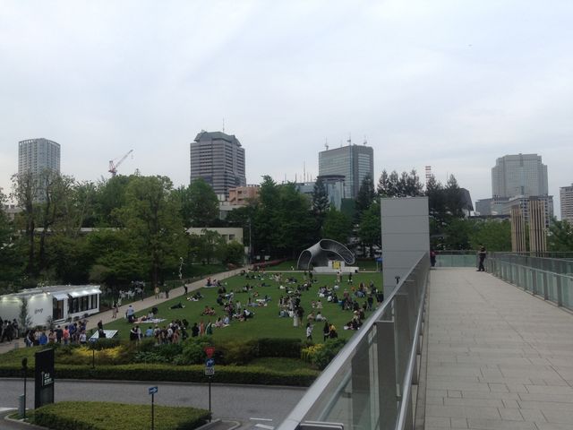 芝生広場へ_東京ミッドタウン