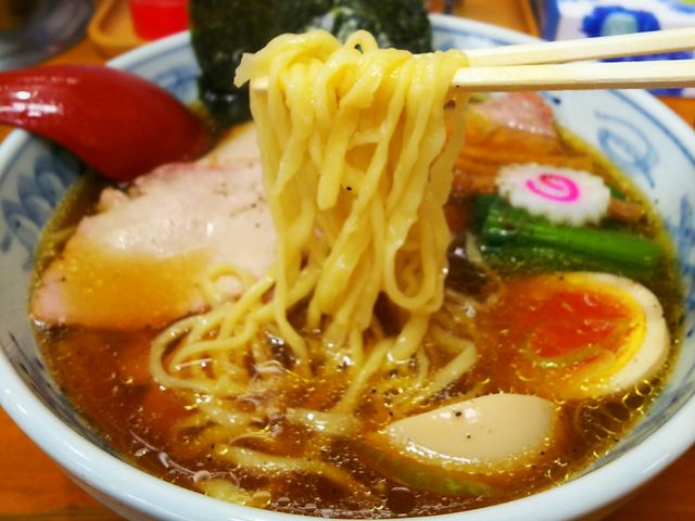 手打ちのツルツル麺の持ち上げ(麺リフト)_とら食堂 松戸分店