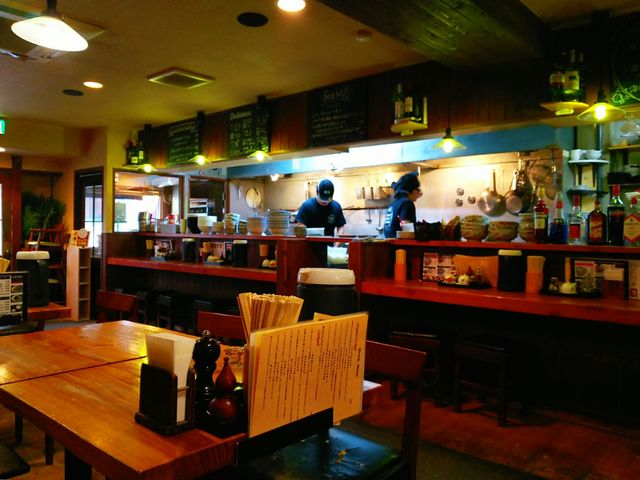 昼はラーメン夜はバーとなる店内の雰囲気。_ラーメン武藤製麺所