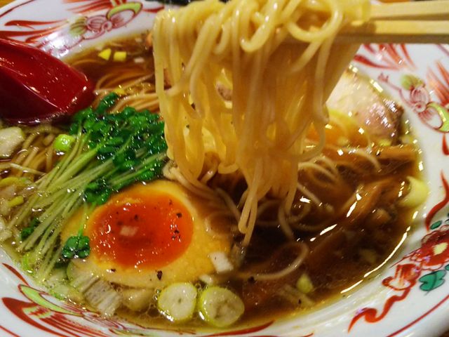 ワンタン麺(醤油ラーメン)の麺持ち上げ(麺リフト)_ラーメン武藤製麺所