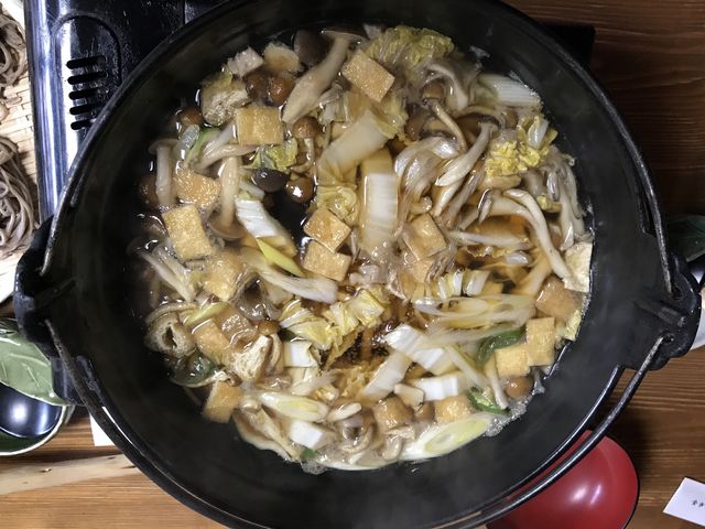 この中に既に茹でてあるお蕎麦を浸して器に盛って頂きます
お汁がとても美味しい!!_こころ音