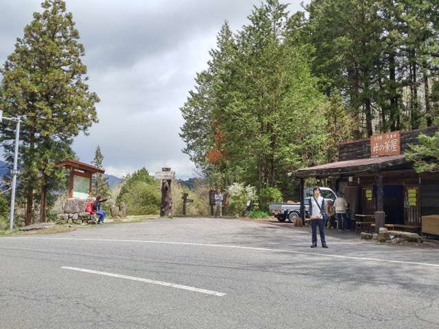 趣ある茶屋が建つ馬籠峠_馬籠峠