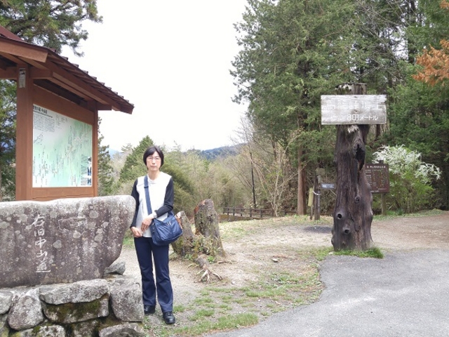 峠の看板と峠から下る旧中山道遊歩道_馬籠峠
