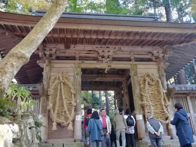 大きな草鞋が目を引く仁王門です_百済寺 仁王門
