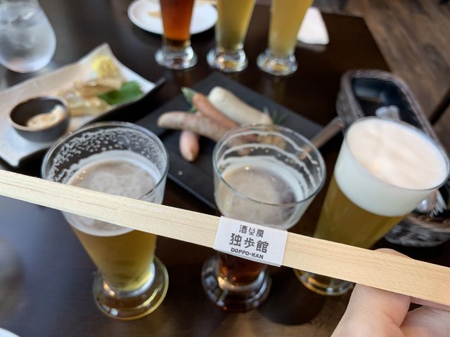 ビール飲み比べ。普通に運ばれてきて、ただ飲むだけです。
特にビールの説明などありません。_酒工房 独歩館