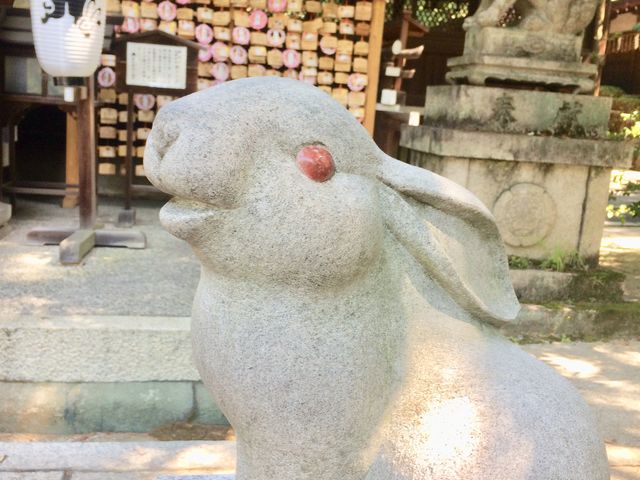 左右の雄雌のうさぎに触れて御利益を_東天王岡崎神社