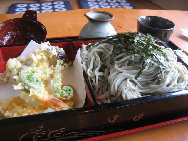 天ざる大盛り・山菜の天ぷらも!!_そば処やまぐち