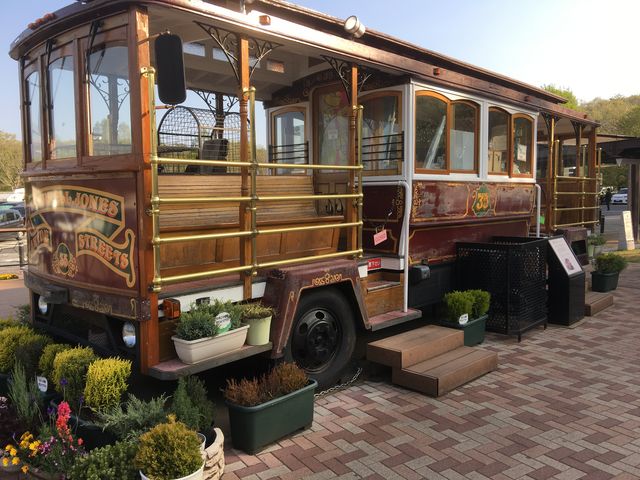 朝早かったのでバス型ワッフル「トロリーバス」はまだ営業前でした。_東北自動車道那須高原サービスエリア(上り)