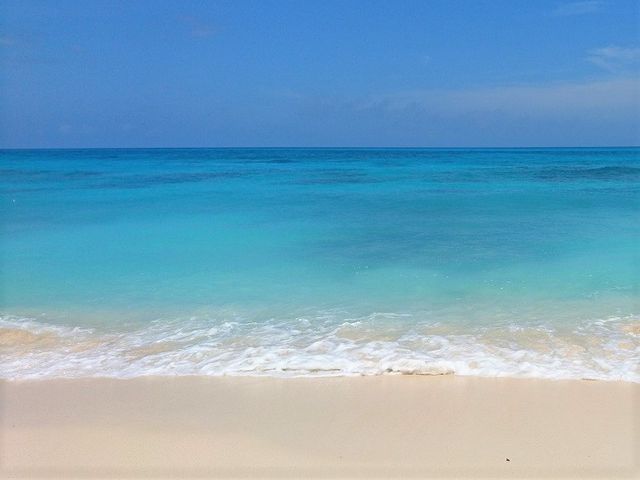 白い砂浜、青い海の水平線がどこまでも_長間浜