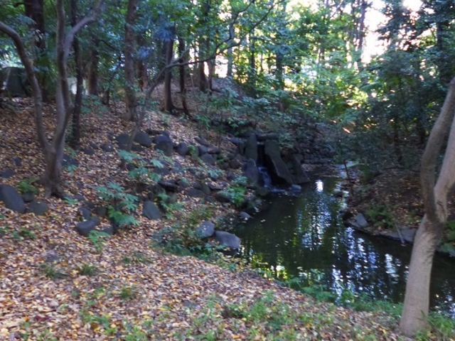 木曽川から滝が落ちている光景だそうです_寝覚の滝(小石川後楽園)