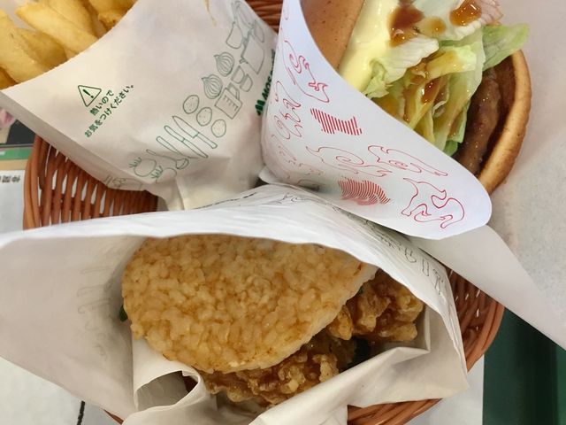 てりやきバーガーと、期間限定のライスエビ天です_モスバーガー 練馬春日町店