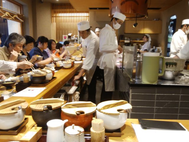 職人さん、という言葉がぴったりですが、外国人さん達もおられます。_天ぷらめし 金子半之助