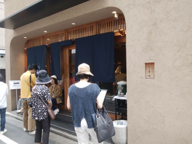 お店の外は乱雑に人が待ってました。_天ぷらめし 金子半之助