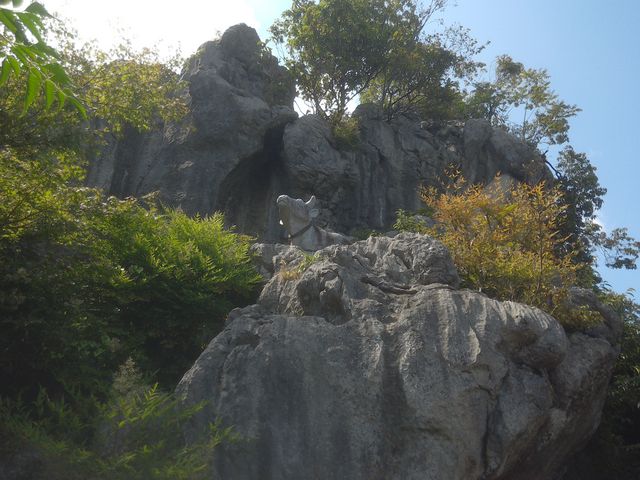 中央に牛の彫刻_金生山岩巣公園