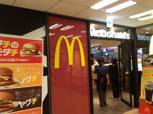 レジ近の入口_マクドナルド有楽町ビルヂング店
