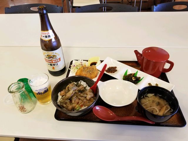 瓶に入った具をご飯にぶっかけて…頂きます。_浄土ヶ浜レストハウス