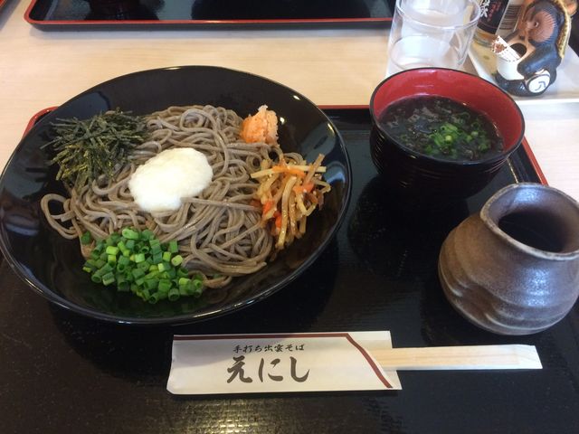 とろろ、金平ごぼう、のり、ネギが乗った冷たいお蕎麦。_えにし