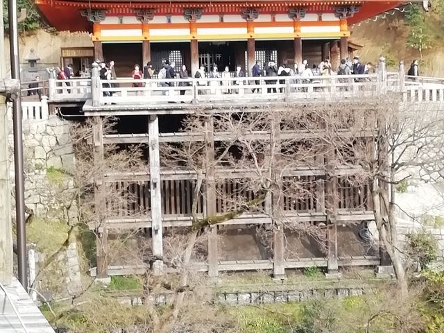 本堂舞台から眺める奥の院です_清水寺奥の院