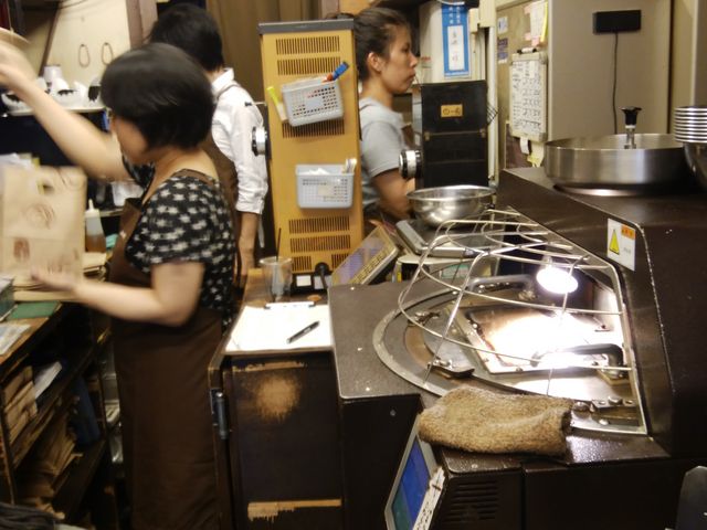 焙煎してます_やなか珈琲店 谷中店