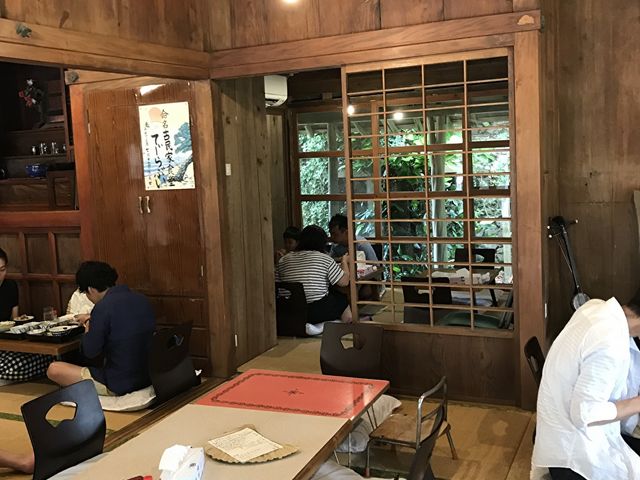 店内。結構天井が高い。_てぃーらぶい