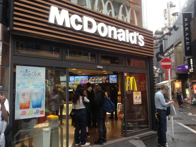 混雑してる店頭_マクドナルド渋谷センター街店