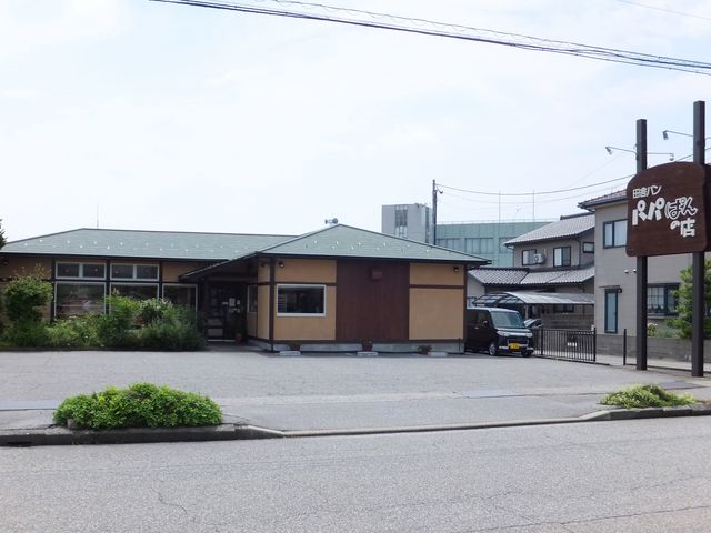 広い駐車場を備えています_パパぱんの店