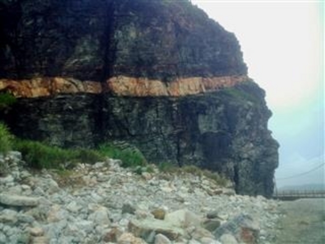 「慶留間島」の道路脇に見える崖の「断層」_慶留間島