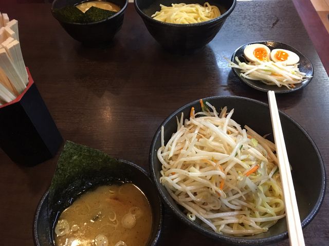 手前、野菜つけ麺
奥、特製つけ麺_麺匠 三はし