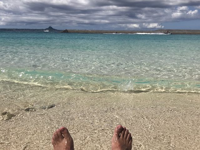 足がつかない水深でも海底までクリアに見えます!_水納島