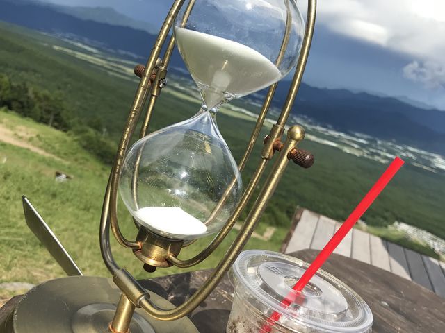 この大きな30分の砂時計を目安に他の人と交代します。8月は暑すぎて30分もいれないかもです。_清里テラス