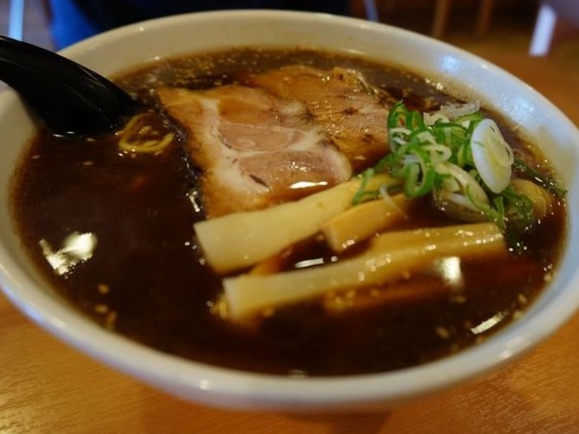 いつてつのブラックラーメン_いってつ庵 ラーメン村店