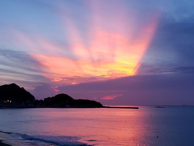 部屋からきれいな夕焼けが見えました。雲の下に富士山の左側のシルエットが見えるのがわかりますか?_休暇村館山