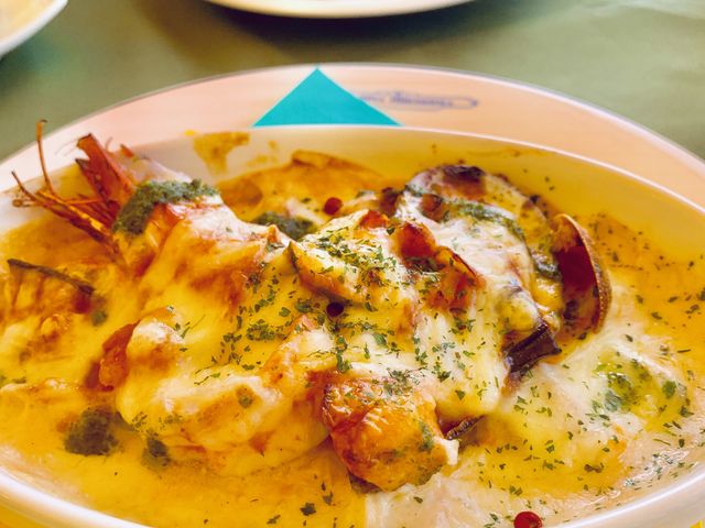 魚介のリヴォルノ風グラタン、ホワイトソースと魚介のトマトソースのバランスが良くて美味しい。_レストラン カリブ