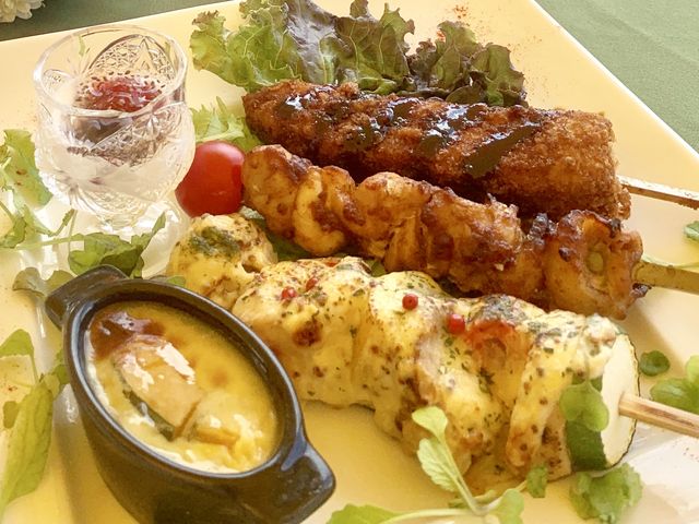 三種類の串はスパイシーチリ、マグロカツなどバラエティーにとんでいて良かったです。_レストラン カリブ