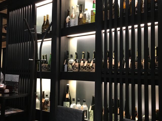 店内を仕切るように設置された酒をキープする棚。あまりの素敵さにパチリ。_境屋