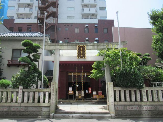 拝殿前の鳥居_笠間稲荷神社東京別社