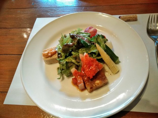 野菜、カルパッチョ、テリーヌなど盛りだくさんの前菜_PRIMAVERA