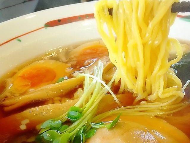 半熟味玉らーめんの麺持ち上げ(麺リフト)_福よし 草加店