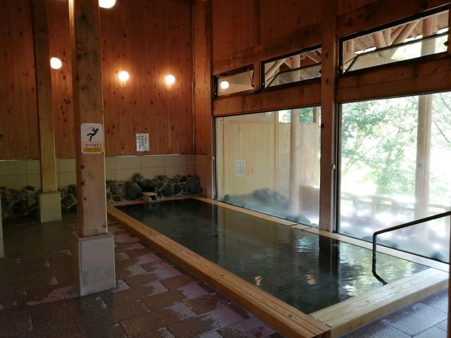 広々とした内湯には微かな硫化水素臭_燧の湯