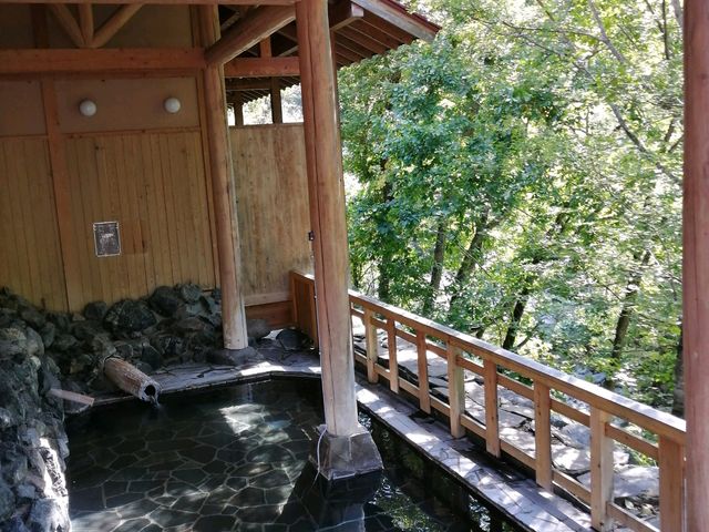 緑が眩しい露天風呂_燧の湯
