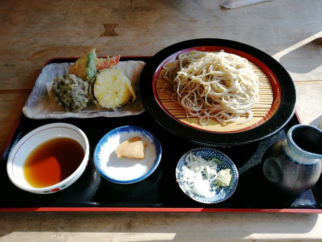 ここのお蕎麦好きなんです。天ざるそば_那須蕎麦 山月