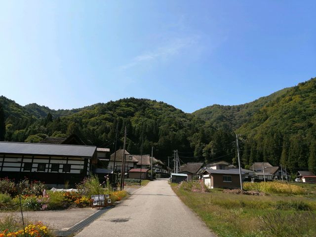 曲家の集落に続く一本道_前沢ふるさと公園