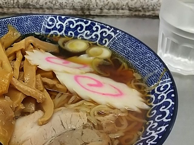 うずまきナルトが二枚、メンマがどっさり、チャーシュー1枚、昭和時代から変わら続く一杯のらーめん。_西新井らーめん
