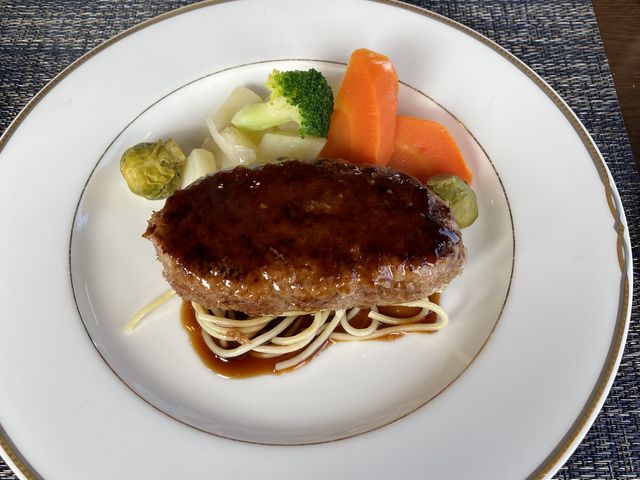 ハンバーグ。食べ応えがありとても美味しかったです_山の洋食屋 フレール