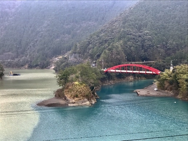 広いダムに赤い鉄橋_十津川温泉