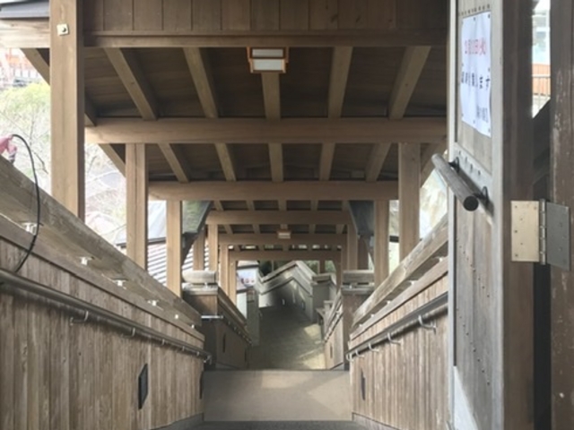 木造の階段を降りて行きます_十津川温泉「庵の湯」