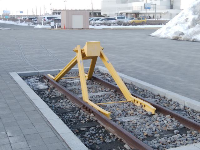 なぜか駅の外にあります。_日本最北端の線路のモニュメント